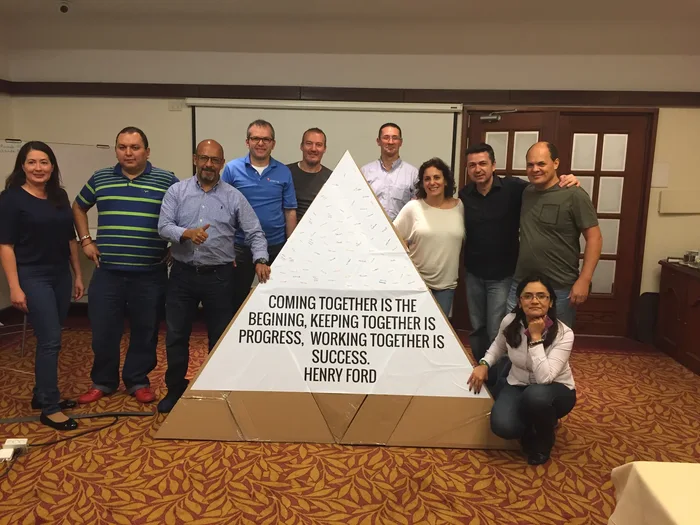 Flat Out: Pyramid Puzzle, team building de Catalyst en México