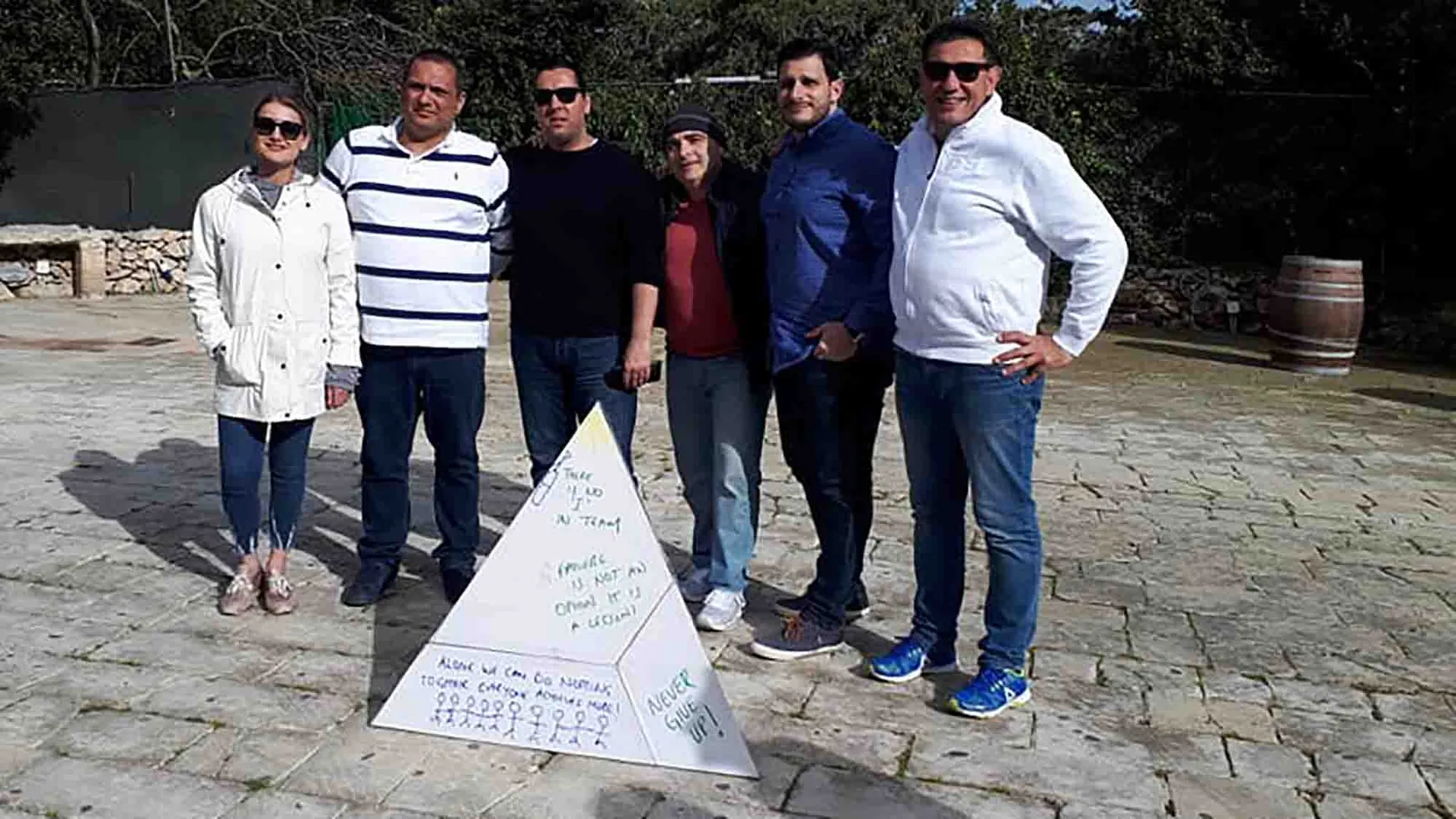 Colaboradores en plena dinámica de Flat Out: Pyramid Puzzle