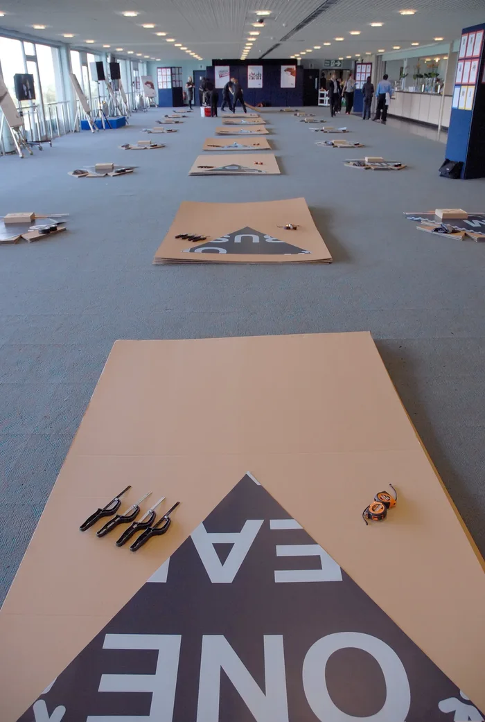 Equipo corporativo durante Flat Out: Pyramid Puzzle, actividad de integración