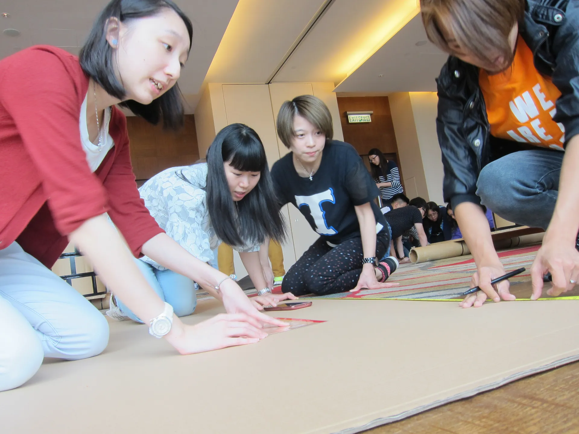 Participantes de Flat Out: Pyramid Puzzle trabajando en equipo