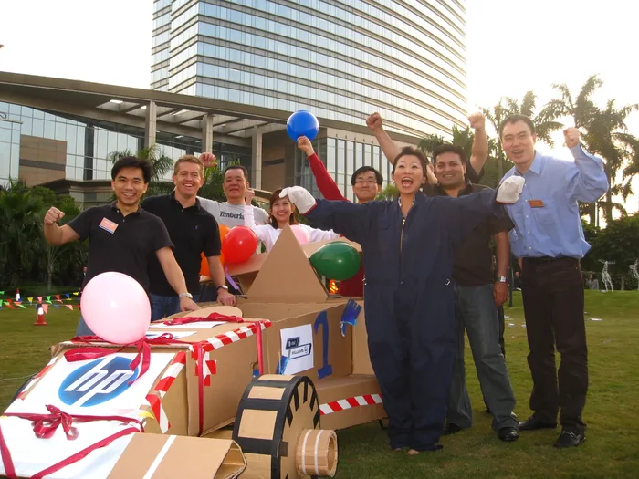 Colaboradores en plena dinámica de Flat Out: Pyramid Puzzle