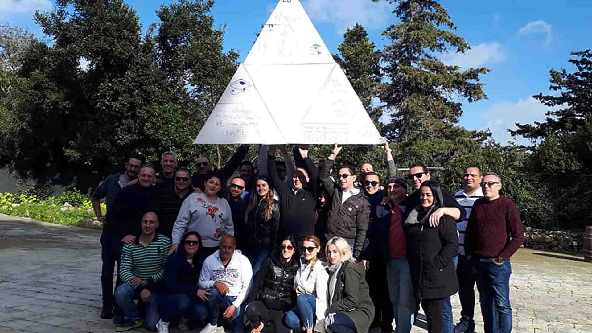 Flat Out: Pyramid Puzzle: team building para empresas en México