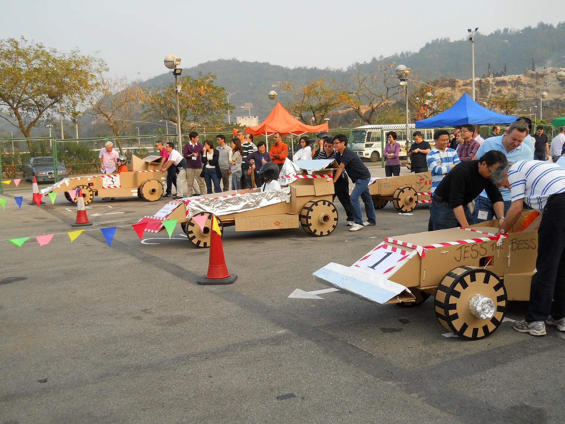Participantes de Flat Out: Pyramid Puzzle trabajando en equipo
