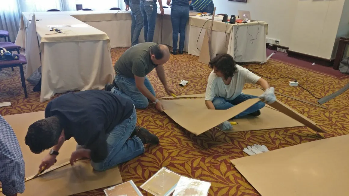 Equipo corporativo durante Flat Out: Pyramid Puzzle, actividad de integración