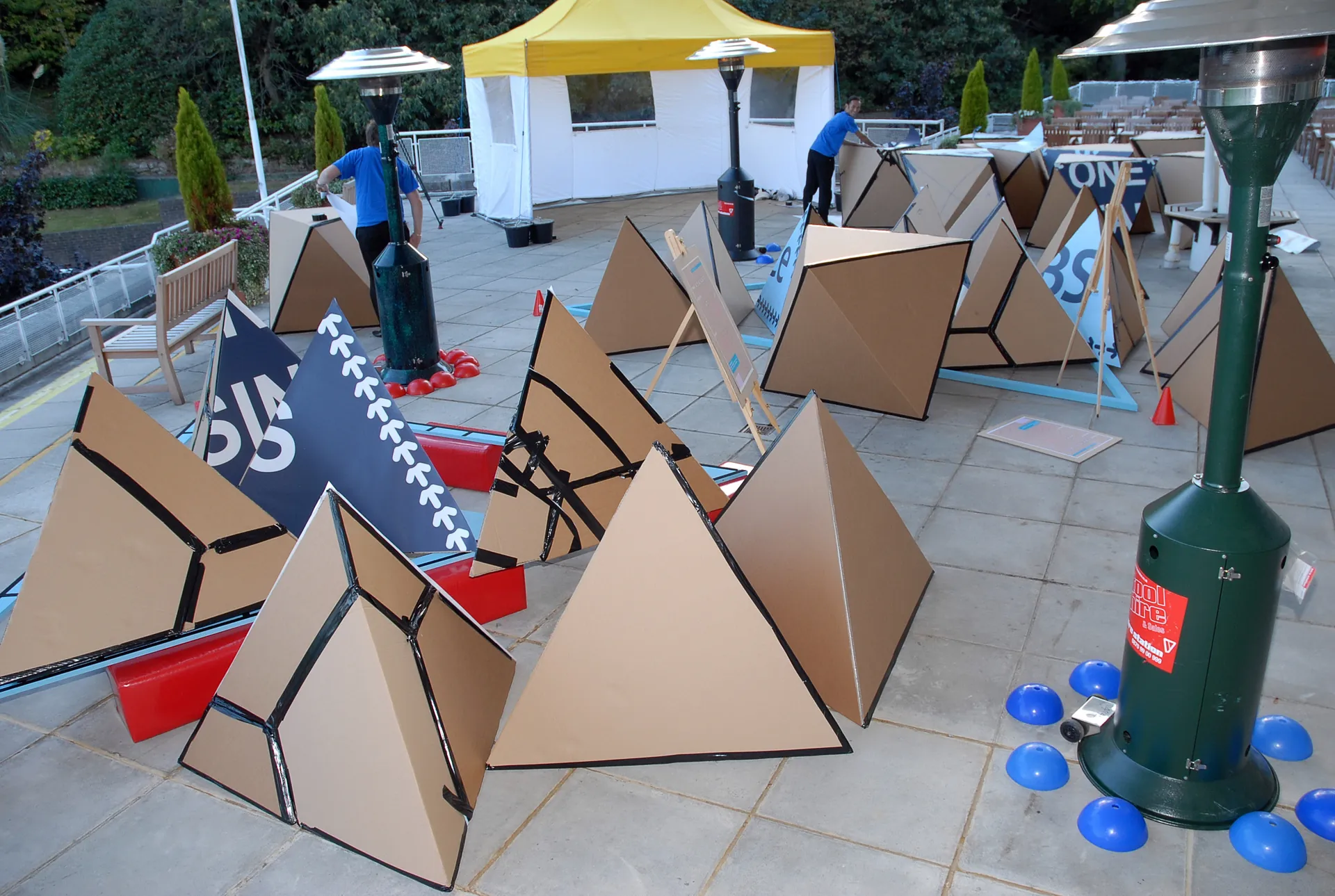 Participantes de Flat Out: Pyramid Puzzle trabajando en equipo