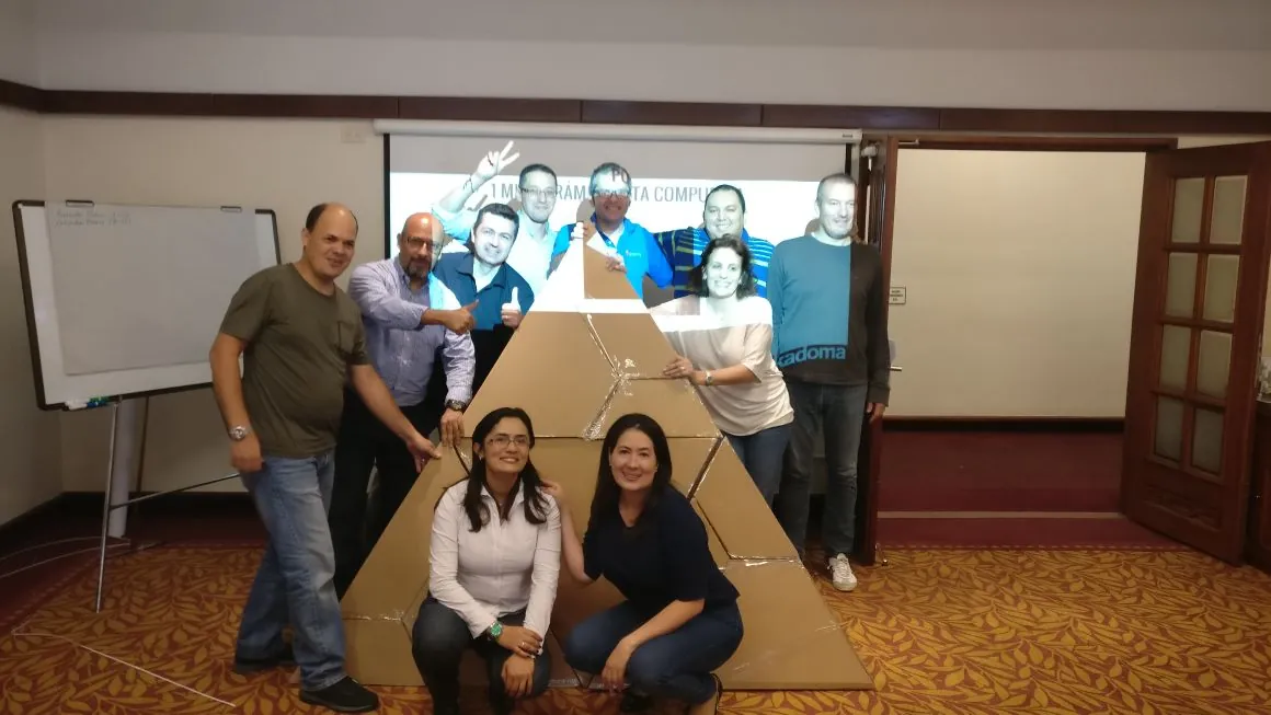 Momento de Flat Out: Pyramid Puzzle, dinámica de integración por Catalyst