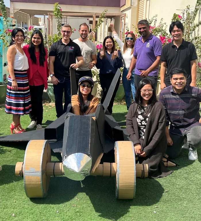Colaboradores en plena dinámica de Flat Out Top Gun