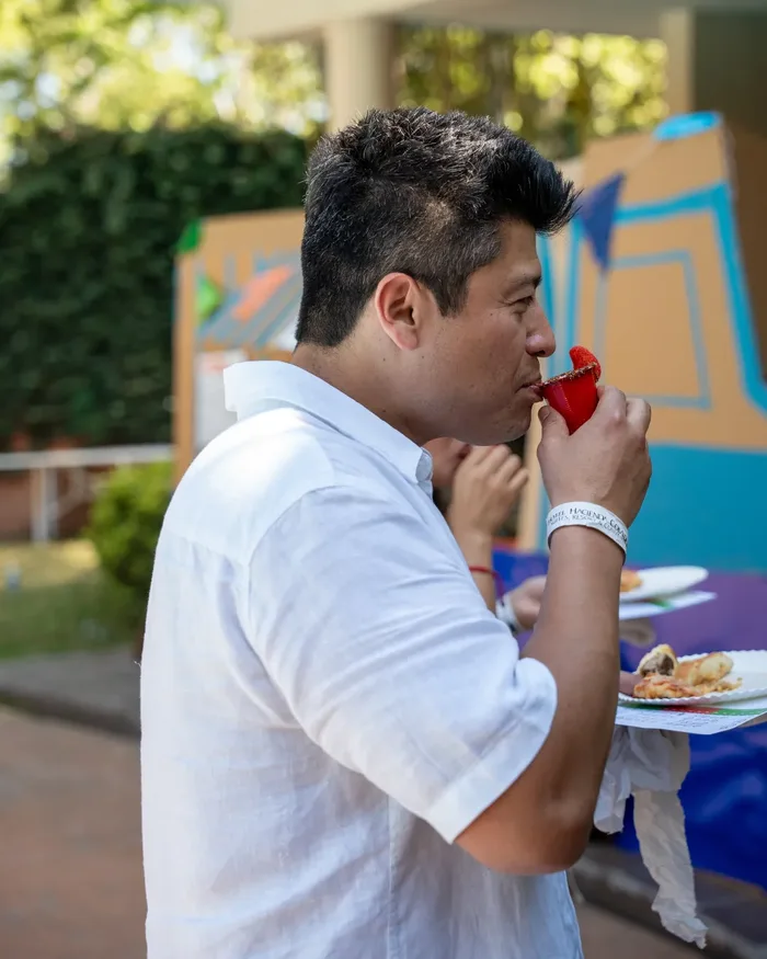 Colaboradores en plena dinámica de Food Truck Challenge