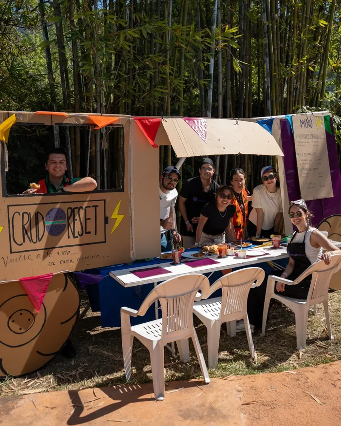 Colaboradores en plena dinámica de Food Truck Challenge