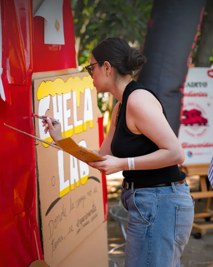 Equipo corporativo durante Food Truck Challenge, actividad de integración