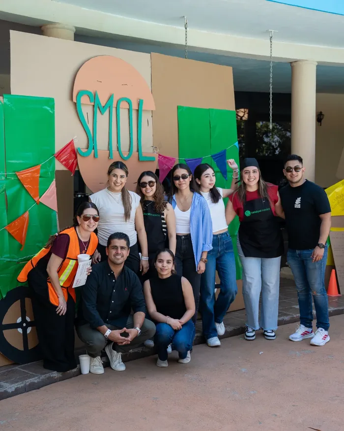 Participantes de Food Truck Challenge trabajando en equipo