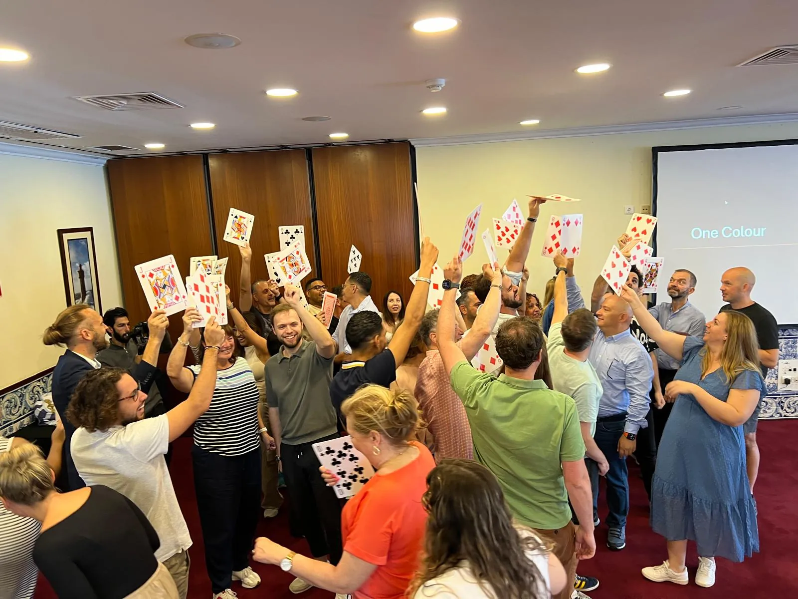 Participantes de Full House trabajando en equipo