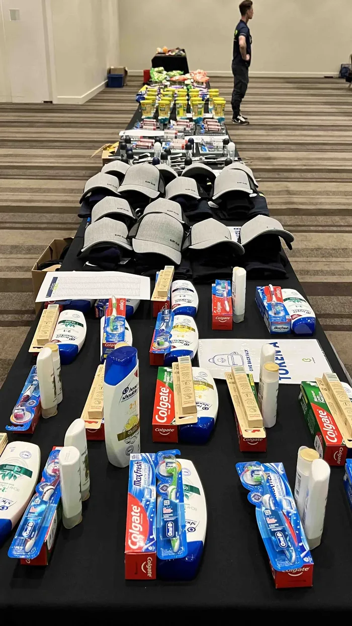 Colaboradores en plena dinámica de Give Backpack