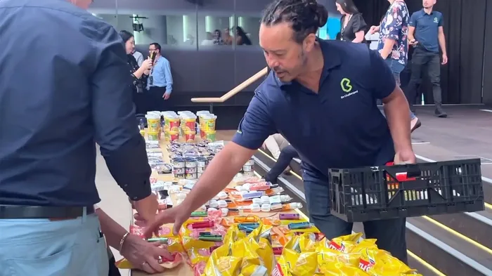 Equipo corporativo durante Give Backpack, actividad de integración