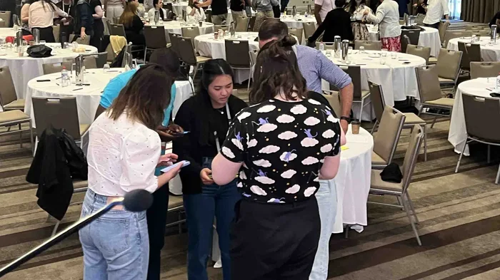 Participantes de Give Backpack trabajando en equipo