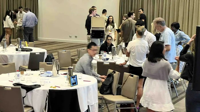 Momento de Give Backpack, dinámica de integración por Catalyst