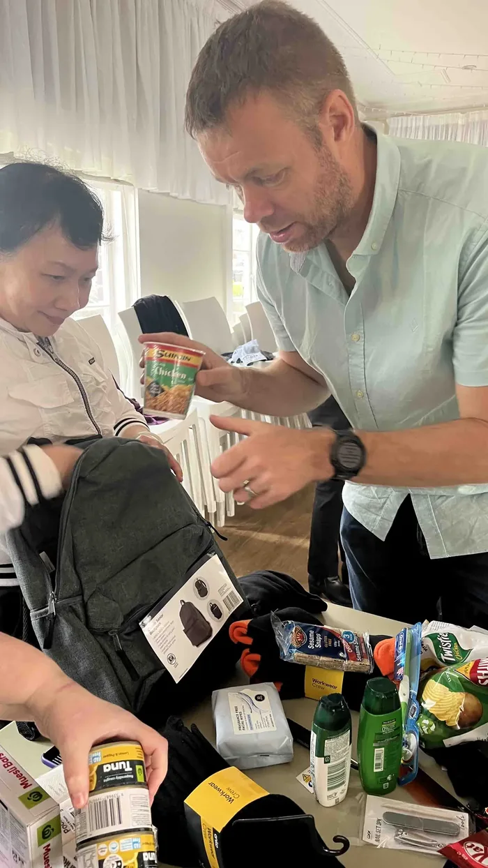 Equipo corporativo durante Give Backpack, actividad de integración