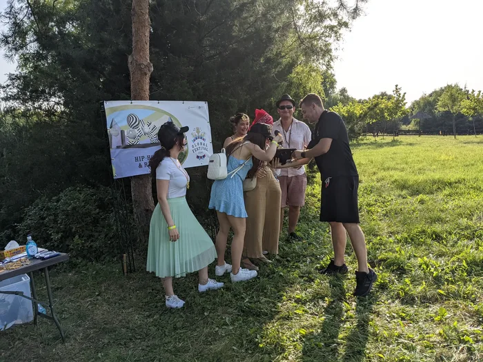 Colaboradores en plena dinámica de Global Festival