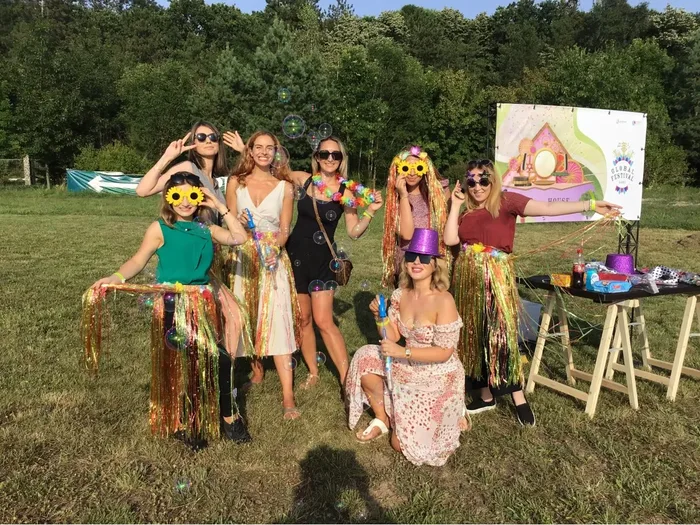 Colaboradores en plena dinámica de Global Festival
