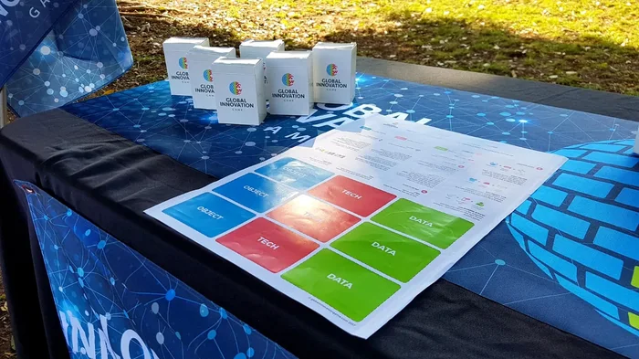 Participantes de Global Innovation Game IA trabajando en equipo