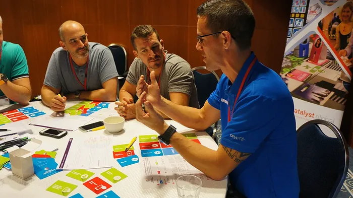 Equipo corporativo durante Global Innovation Game IA, actividad de integración