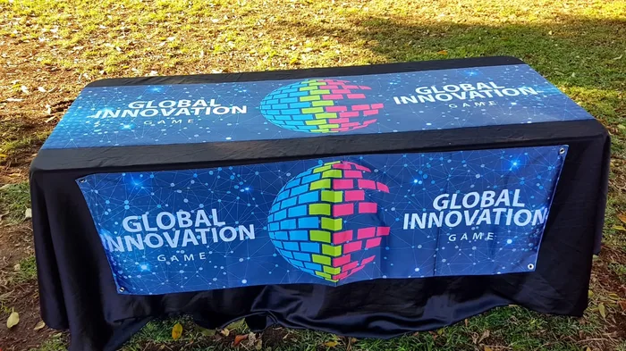 Participantes de Global Innovation Game IA trabajando en equipo