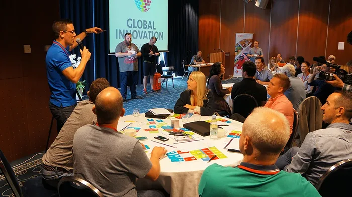 Momento de Global Innovation Game IA, dinámica de integración por Catalyst