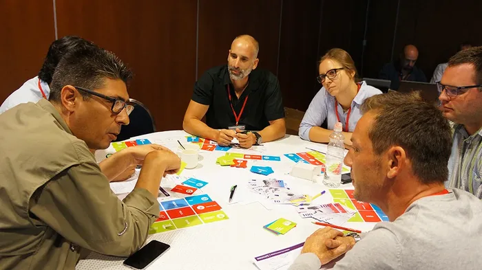 Colaboradores en plena dinámica de Global Innovation Game IA