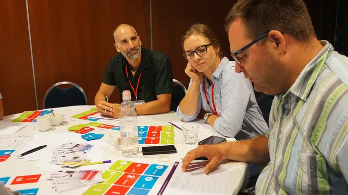 Equipo corporativo durante Global Innovation Game IA, actividad de integración