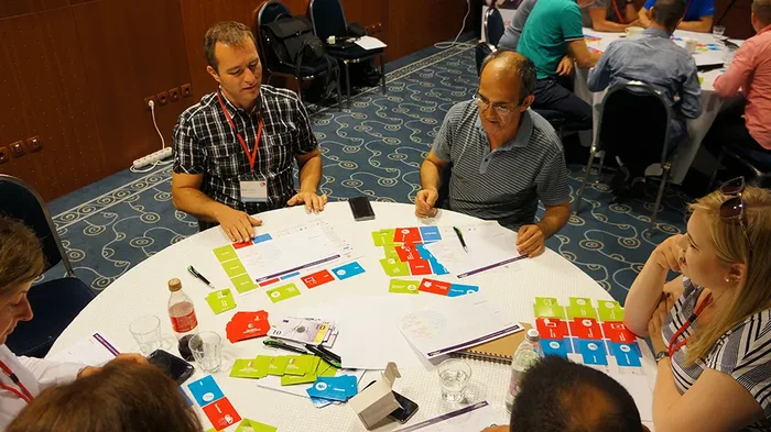 Participantes de Global Innovation Game IA trabajando en equipo