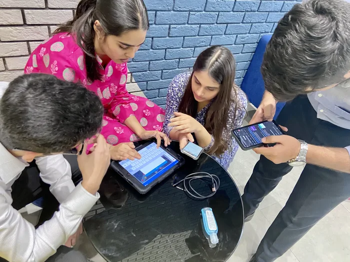 Colaboradores en plena dinámica de Go Engage