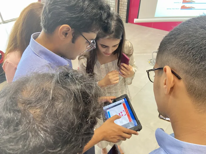 Equipo corporativo durante Go Engage, actividad de integración