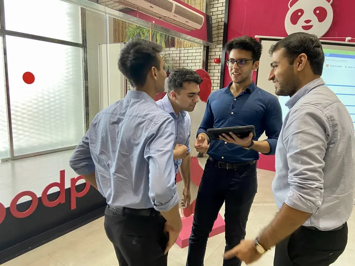 Participantes de Go Engage trabajando en equipo