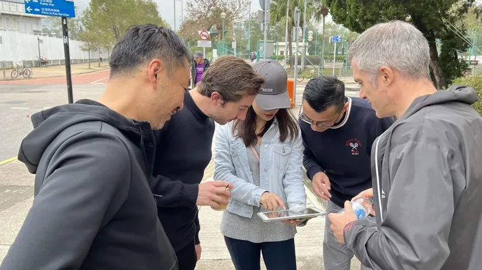 Colaboradores en plena dinámica de Go Give
