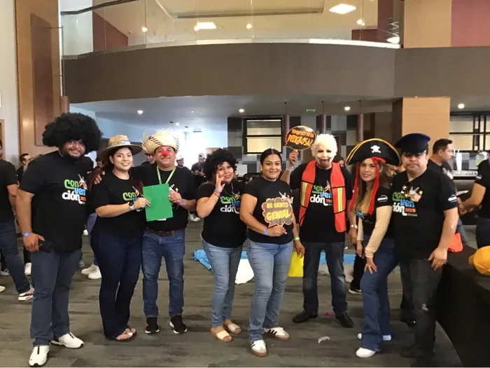 Participantes de Go Team - Indoor Activities trabajando en equipo