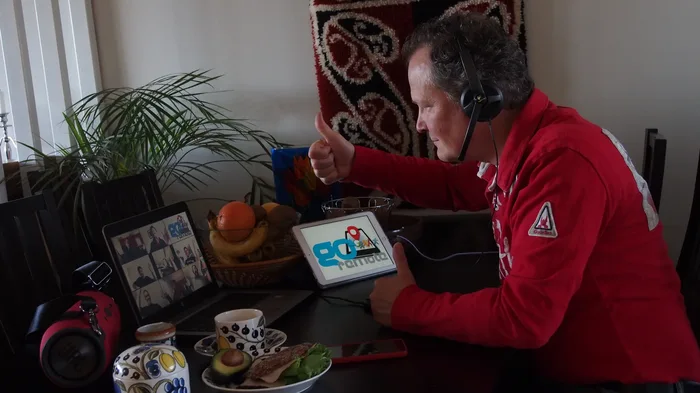 Colaboradores jugando Go Team Remoto a distancia