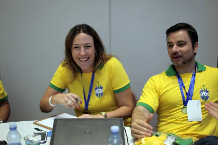 Colaboradores en plena dinámica de GOALL!!