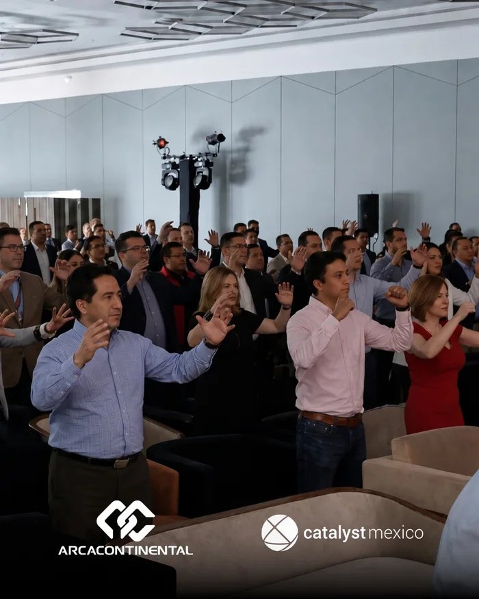 Participantes de Haka Action trabajando en equipo