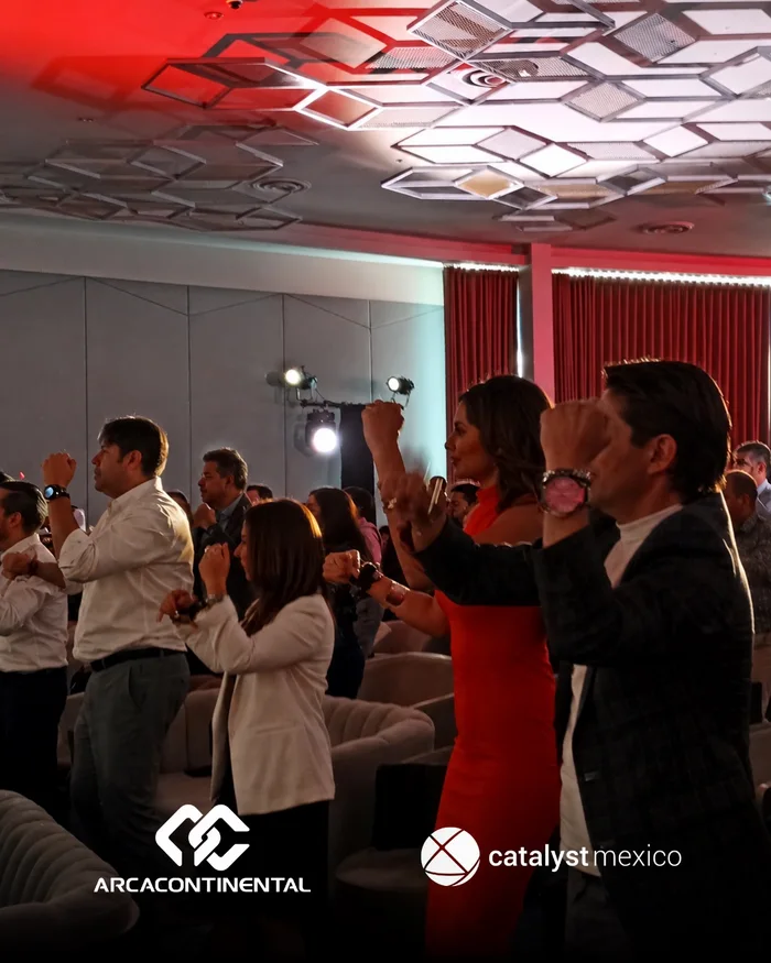 Colaboradores en plena dinámica de Haka Action