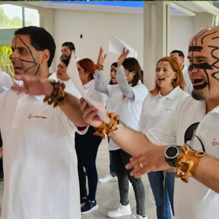 Equipo corporativo durante Haka Action, actividad de integración