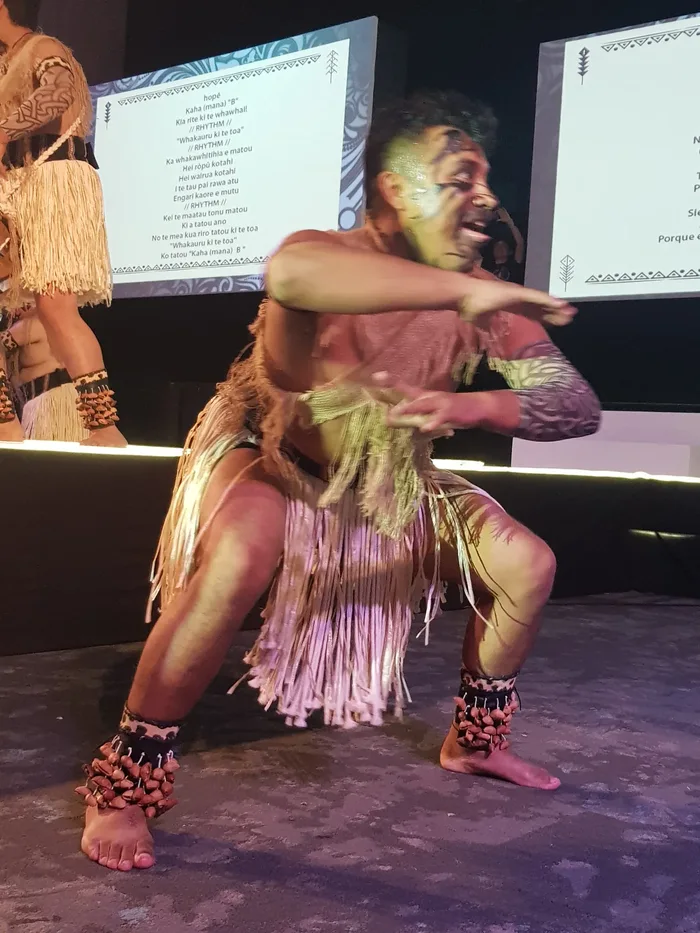 Colaboradores en plena dinámica de Haka Action