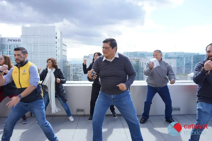 Participantes de Haka Action trabajando en equipo