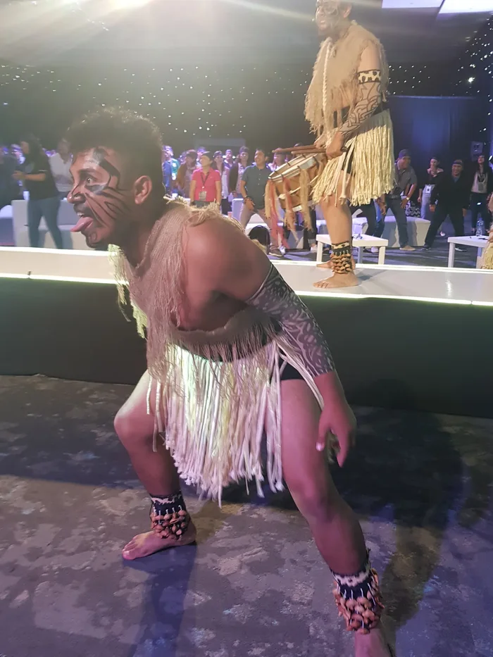 Colaboradores en plena dinámica de Haka Action