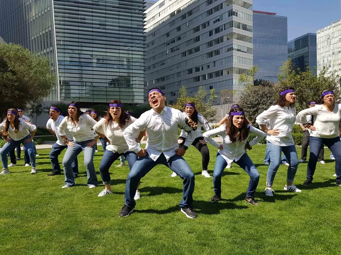Equipo corporativo durante Haka Action, actividad de integración
