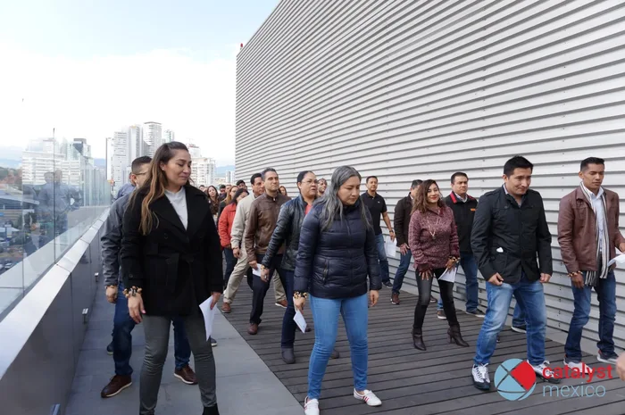 Colaboradores en plena dinámica de Haka Action