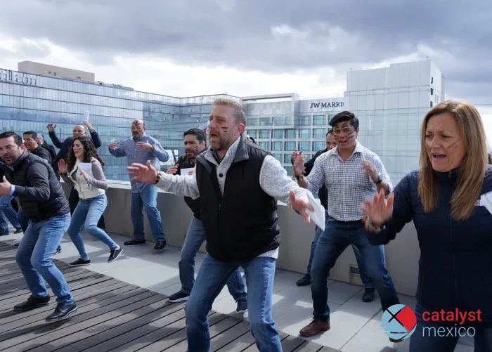 Participantes de Haka Action trabajando en equipo
