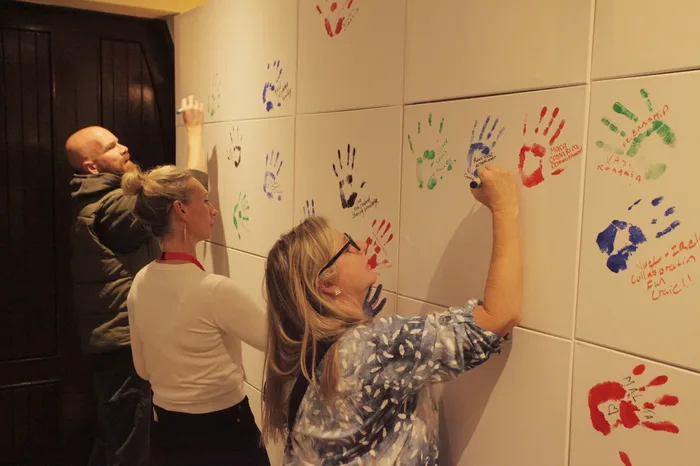 Equipo corporativo durante Hands on Canvas, actividad de integración