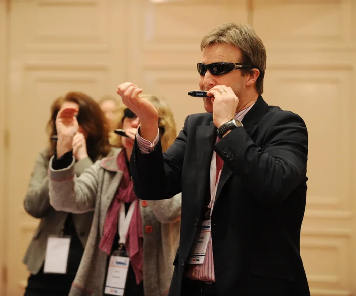 Colaboradores en plena dinámica de Harmonica harmony