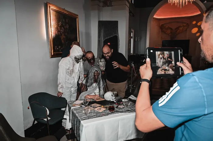 Colaboradores en plena dinámica de Haunted house