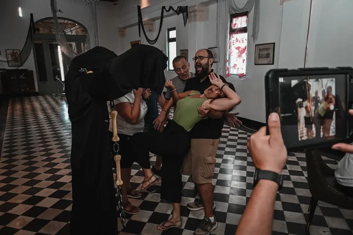 Colaboradores en plena dinámica de Haunted house